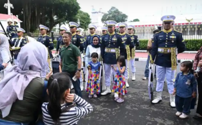 Serah Terima Pengawal Istana Jadi Agenda Mingguan, Warga Antusias Menyaksikan