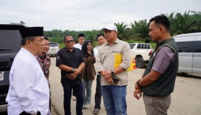 Hari Pertama Ramadan, SF Hariyanto Cek Jalan Rusak di Perbatasan Kampar–Rohul
