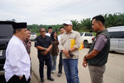 Hari Pertama Ramadan, SF Hariyanto Cek Jalan Rusak di Perbatasan Kampar–Rohul