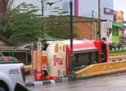 Diduga Microsleep, Truk Tangki BBM Terguling di Pangkal Flyover Harapan Raya