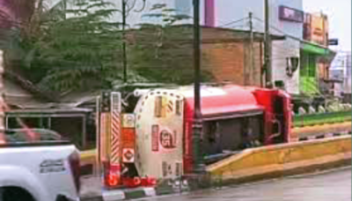 Diduga Microsleep, Truk Tangki BBM Terguling di Pangkal Flyover Harapan Raya