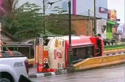 Diduga Microsleep, Truk Tangki BBM Terguling di Pangkal Flyover Harapan Raya