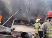 Gudang Diduga Penyimpanan Solar Terbakar di Pekanbaru