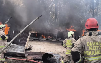 Gudang Diduga Penyimpanan Solar Terbakar di Pekanbaru