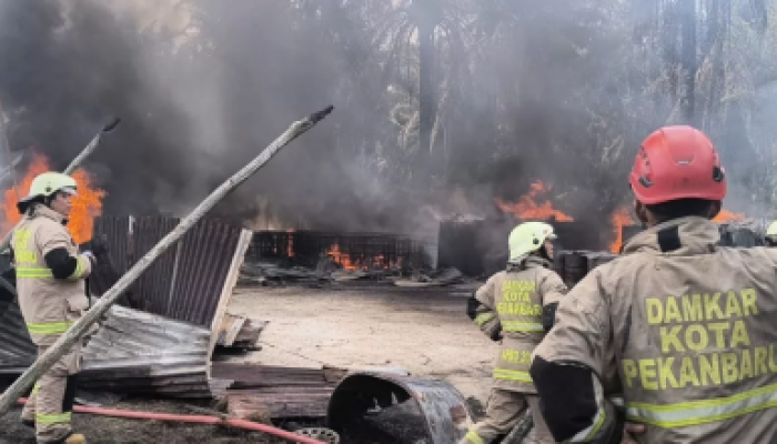 Gudang Diduga Penyimpanan Solar Terbakar di Pekanbaru