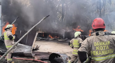 Gudang Diduga Penyimpanan Solar Terbakar di Pekanbaru