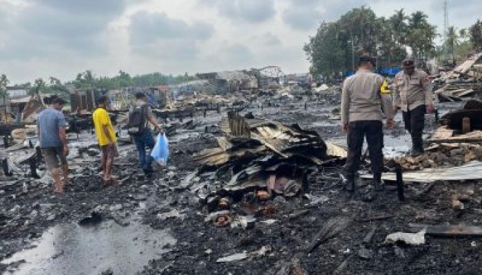 Subuh Mencekam di Inhil, 15 Rumah Warga Desa Simpang Gaung Hangus Terbakar
