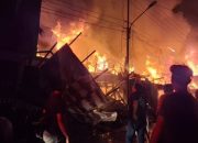 Kebakaran Hebat Hanguskan Belasan Ruko di Pasar Peranap Inhu