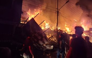 Kebakaran Hebat Hanguskan Belasan Ruko di Pasar Peranap Inhu