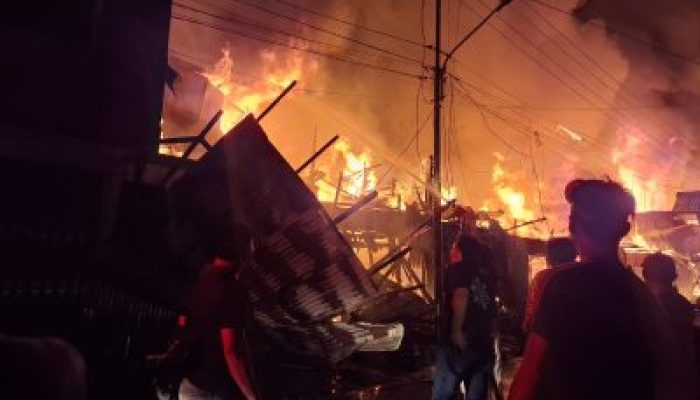 Kebakaran Hebat Hanguskan Belasan Ruko di Pasar Peranap Inhu