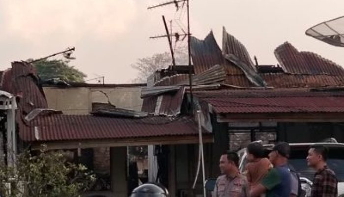 Dua Rumah Dinas Perwira Polisi di Pekanbaru Terbakar, Sejumlah Kendaraan Ikut Hangus