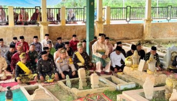 Majelis Belimau Sultan, Bupati Pelalawan Ikuti Doa Bersama di Makam Sultan