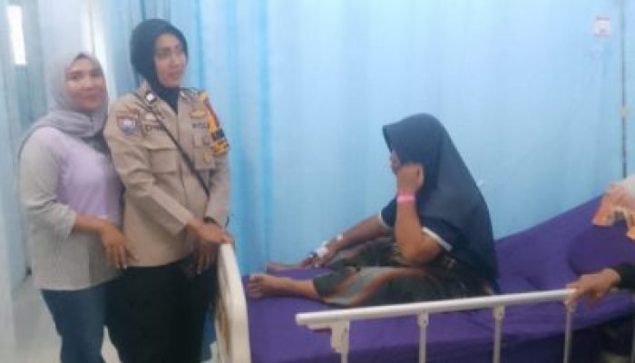 Wujud Kepedulian, Bhabinkamtibmas dan Kepling Sambangi Rekan Sejawat yang Tengah Dirawat