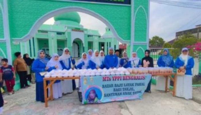 Tanamkan Kepedulian Sosial, MTs YPPI Bengkalis Bagikan Takjil untuk Masyarakat