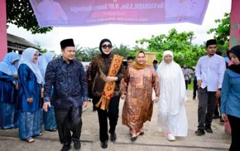 Bupati Bengkalis dan Anggota DPR RI Dewi Juliani Serahkan Paket Sembako di Pinggir