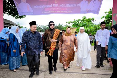 Bupati Bengkalis dan Anggota DPR RI Dewi Juliani Serahkan Paket Sembako di Pinggir