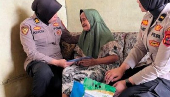 Aksi Humanis Polwan Labuhanbatu, Datangi Rumah Warga dan Serahkan Bantuan
