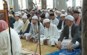 Bupati Inhil Sholat Idul Fitri Bersama Warga di Masjid Agung Al-Huda Tembilahan