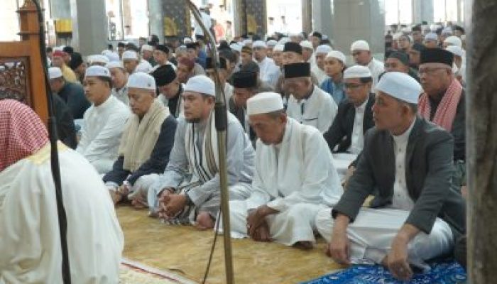 Bupati Inhil Sholat Idul Fitri Bersama Warga di Masjid Agung Al-Huda Tembilahan
