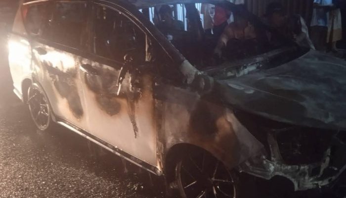 Diduga Akibat Korsleting, Mobil Milik Warga Pacet Terbakar di Mojoagung