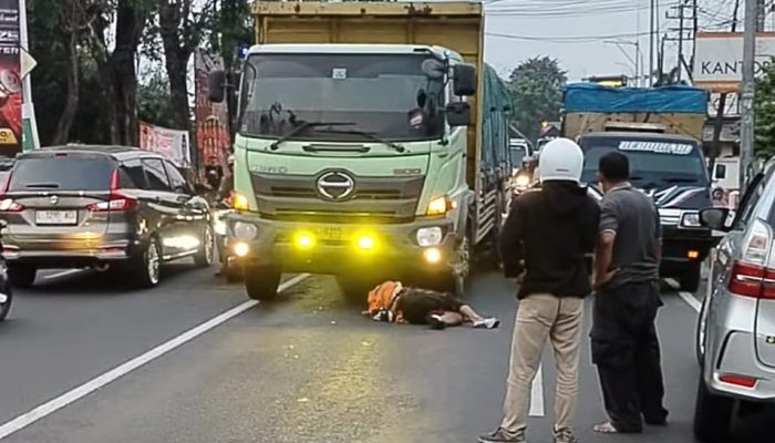 Motor Tabrak Truk di Jalan Raya Tembelang Jombang, Satu Pengendara Terluka