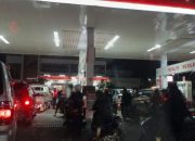 Isu BBM Naik Beredar, SPBU di Jombang Dipadati Kendaraan Sejak Siang Hari