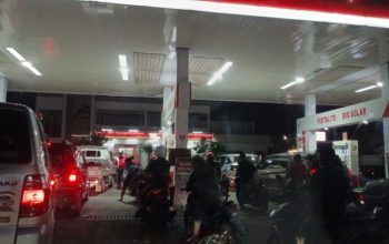 Isu BBM Naik Beredar, SPBU di Jombang Dipadati Kendaraan Sejak Siang Hari
