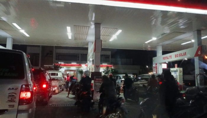 Isu BBM Naik Beredar, SPBU di Jombang Dipadati Kendaraan Sejak Siang Hari