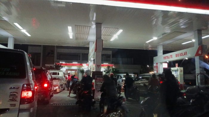 Isu BBM Naik Beredar, SPBU di Jombang Dipadati Kendaraan Sejak Siang Hari