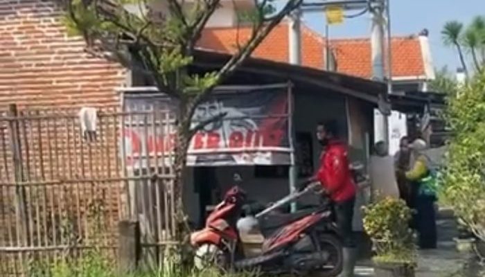 Antisipasi DBD, Warga Peterongan Gelar Fogging Mandiri