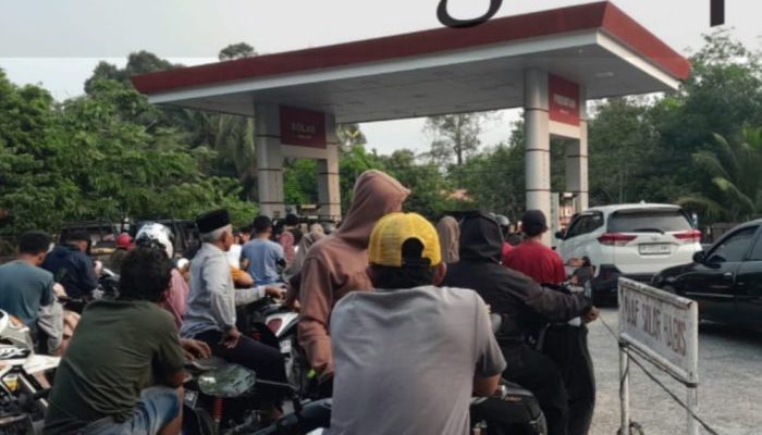 Antrean BBM Mengular di Bengkalis, Warga Keluhkan Aktivitas Ekonomi Terganggu