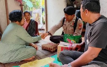 Kapolres Inhil Gelar Jumat Berbagi di Desa Semelur, Warga Sambut Antusias