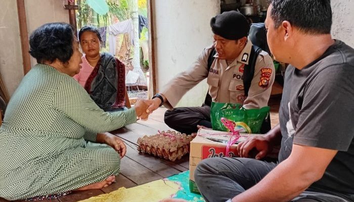 Kapolres Inhil Gelar Jumat Berbagi di Desa Semelur, Warga Sambut Antusias