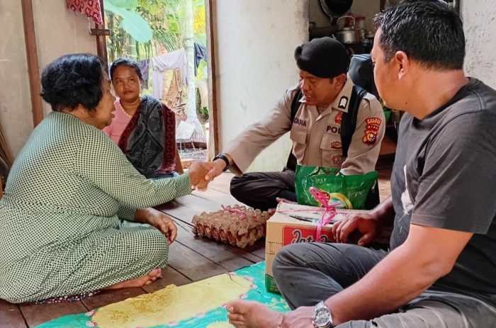 Kapolres Inhil Gelar Jumat Berbagi di Desa Semelur, Warga Sambut Antusias