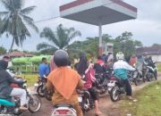 BBM Subsidi Tersendat, Warga Bengkalis Terpaksa Antre Panjang