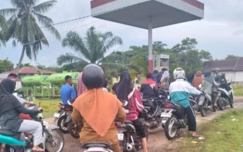 BBM Subsidi Tersendat, Warga Bengkalis Terpaksa Antre Panjang