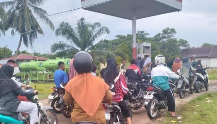 BBM Subsidi Tersendat, Warga Bengkalis Terpaksa Antre Panjang