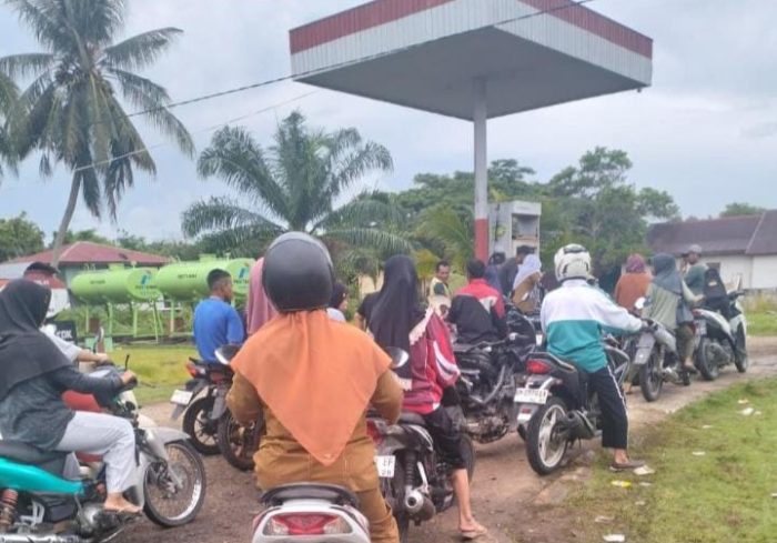 BBM Subsidi Tersendat, Warga Bengkalis Terpaksa Antre Panjang