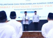 Menaker Lantik 12 Pejabat Baru, Tekankan Integritas dan Pelayanan Publik