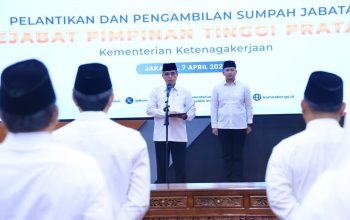 Menaker Lantik 12 Pejabat Baru, Tekankan Integritas dan Pelayanan Publik