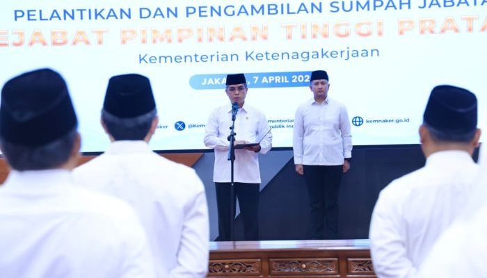 Menaker Lantik 12 Pejabat Baru, Tekankan Integritas dan Pelayanan Publik