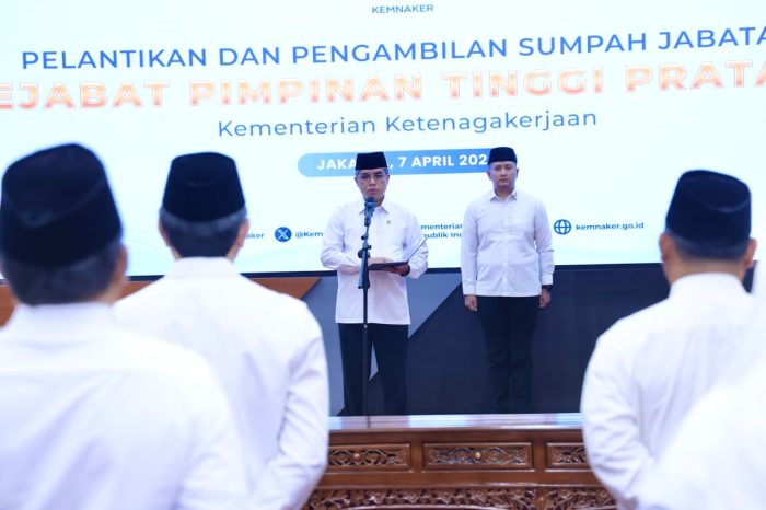 Menaker Lantik 12 Pejabat Baru, Tekankan Integritas dan Pelayanan Publik