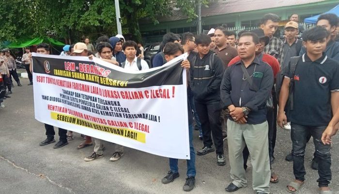 Massa Kepung Polda Riau, Tuntut Keadilan atas Kematian Warga