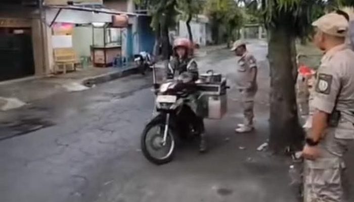 Satpol PP Jombang dan Aparat Gabungan Tertibkan Pedagang di Kawasan Terlarang