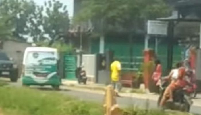 Mobil Samsat Keliling Tabrak Becak di Jombang, Dua Orang Terluka