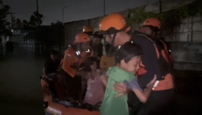 Banjir Rendam Permukiman di Rumbai Timur, Basarnas Pekanbaru Evakuasi Warga