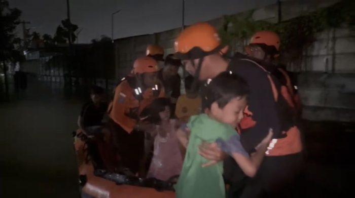 Banjir Rendam Permukiman di Rumbai Timur, Basarnas Pekanbaru Evakuasi Warga