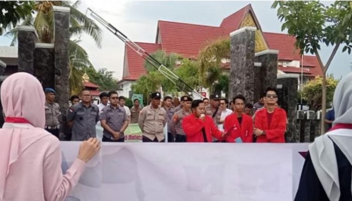 Aksi Mahasiswa di Kejari Bengkalis, Tuntut Transparansi Dana BUMD