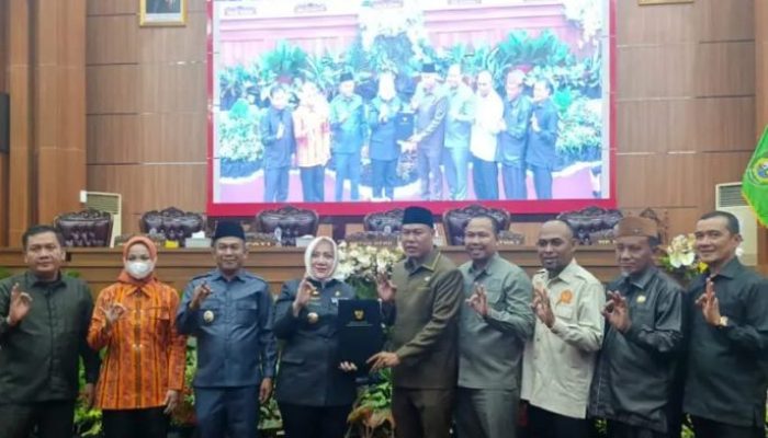 Ketua DPRD Musi Rawas Serahkan 31 Rekomendasi LKPJ 2025 ke Bupati