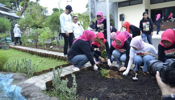 Peringati Hari Bumi 2026, Pemkab Jombang Gelar Aksi Tanam Pohon Bersama